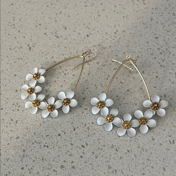 Daisy Dangle Earrings New - Picture 1 of 3